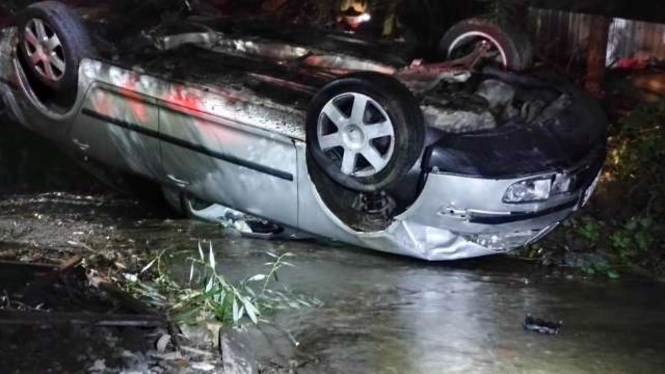 Accident grav, în județul Neamț: o victimă, după ce s-a răsturnat cu mașina într-un pârâu