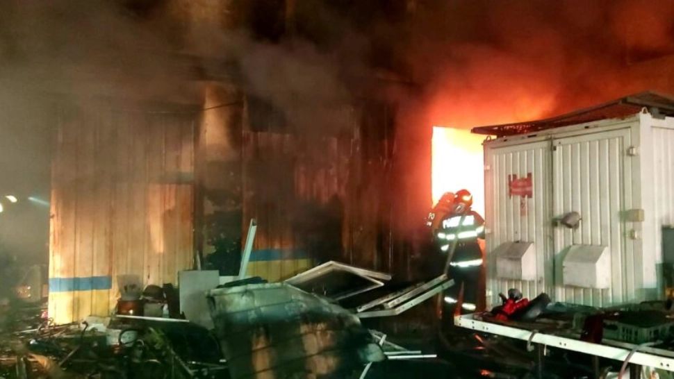 Incendiu VIOLENT la un hotel din Giurgiu! Intervenția pompierilor pentru stingerea focului - Mai multe persoane, EVACUATE - VIDEO