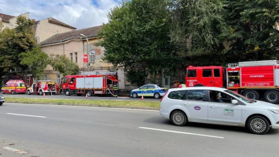 Incendiu în Timișoara: 14 persoane evacuate, degajări masive de fum