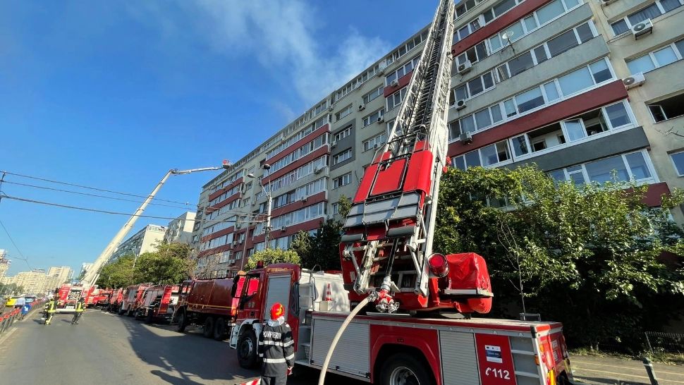 Incendiu violent într-un bloc din București. Pompierii intervin cu 5 autospeciale