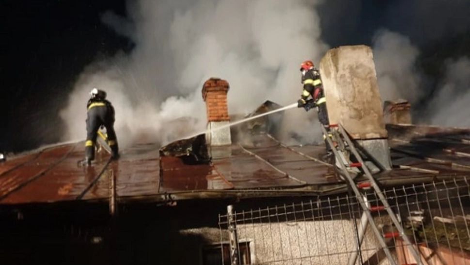 Incendiu de amploare, în Dâmbovița. O casă, o mașină și un garaj, mistuite de flăcări - Proprietarul a făcut atac de panică