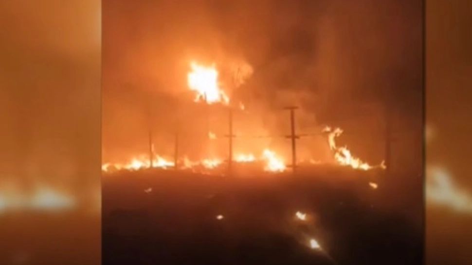 INCENDIU de proporții, în Olt: două victime. Trei case, DISTRUSE de flăcări. Au ars inclusiv firele de joasă tensiune de pe doi stâlpi - VIDEO