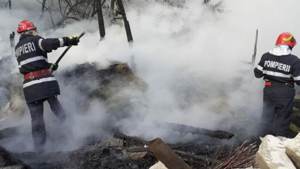 Depozit de furaje, mistuit de flăcări, după ce a fost lovit de trăsnet