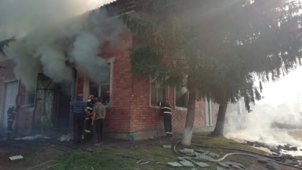 Incendiu de amploare, în Neamț. O fermă de păsări, cuprinsă de flăcări