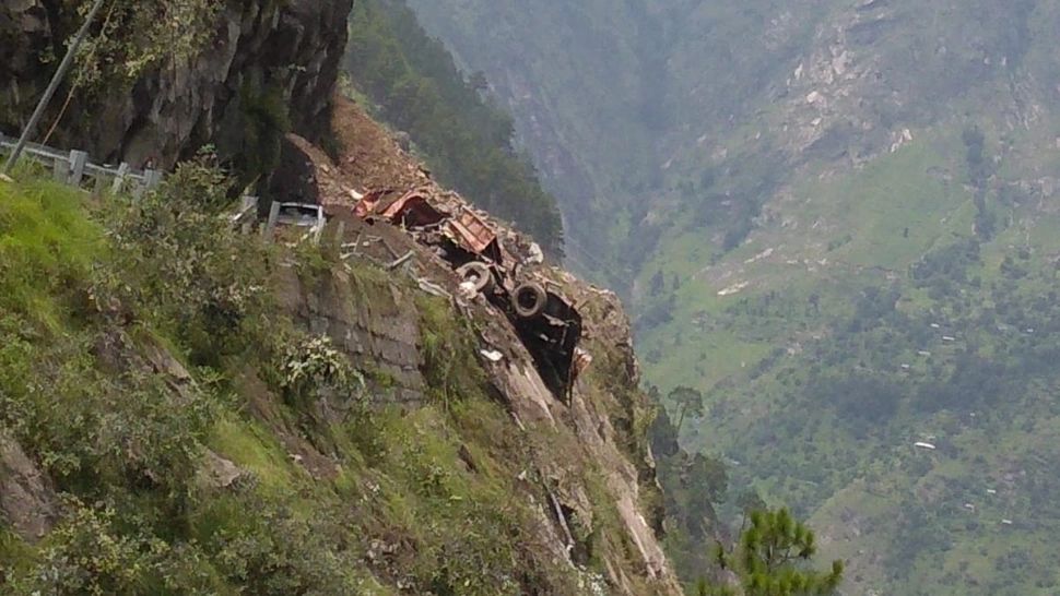 FOTO | VIDEO Oameni îngropați de vii, în urma unei alunecări de teren - Cel puțin 2 morți, în India