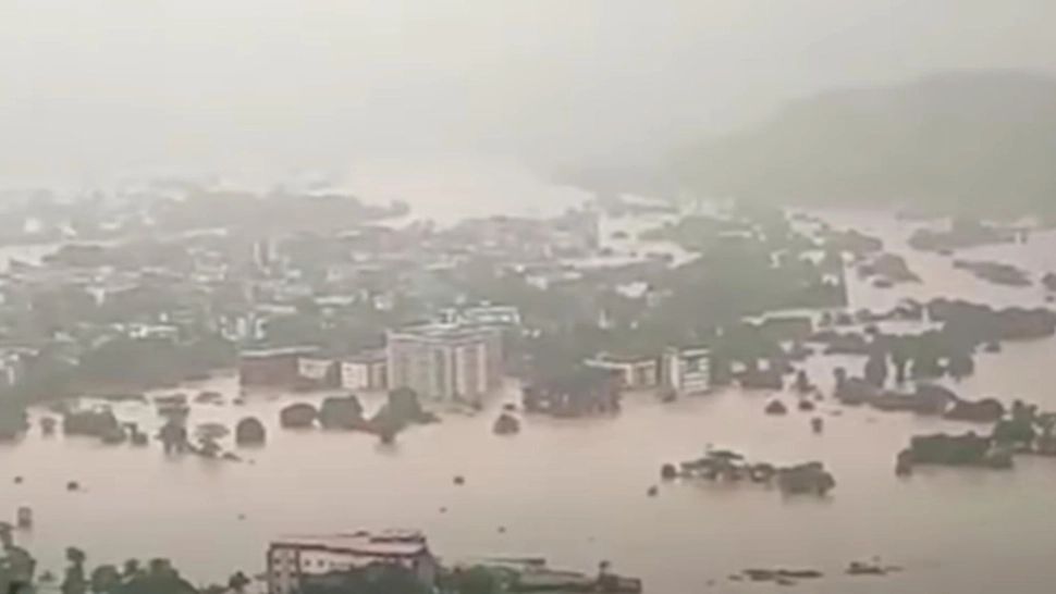 India, măturată de inundații! Bilanț NEGRU, în urma ploilor torențiale: cel puțin 7 MORȚI și mii de persoane EVACUATE