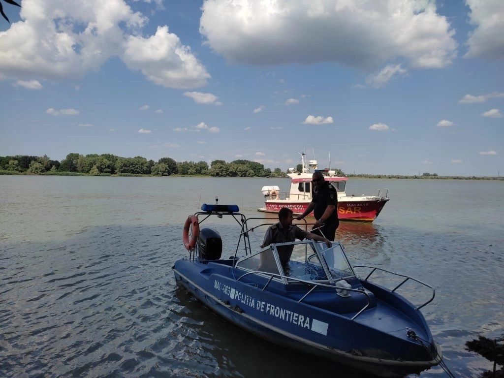 Descoperire macabră în Piatra-Neamţ. Cadavrul unui bărbat, găsit în albia unui râu