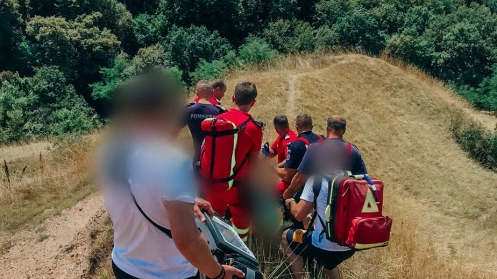 Intervenție dificilă pe munte - O turistă cu probleme medicale a fost salvată din Râpa Roșie