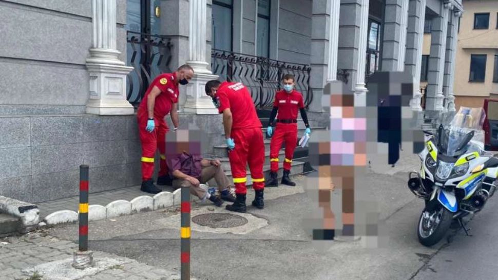 Un poliţist pe motocicletă aflat în misiune a oprit să acorde primul ajutor unui bărbat căzut în stradă, în Argeș