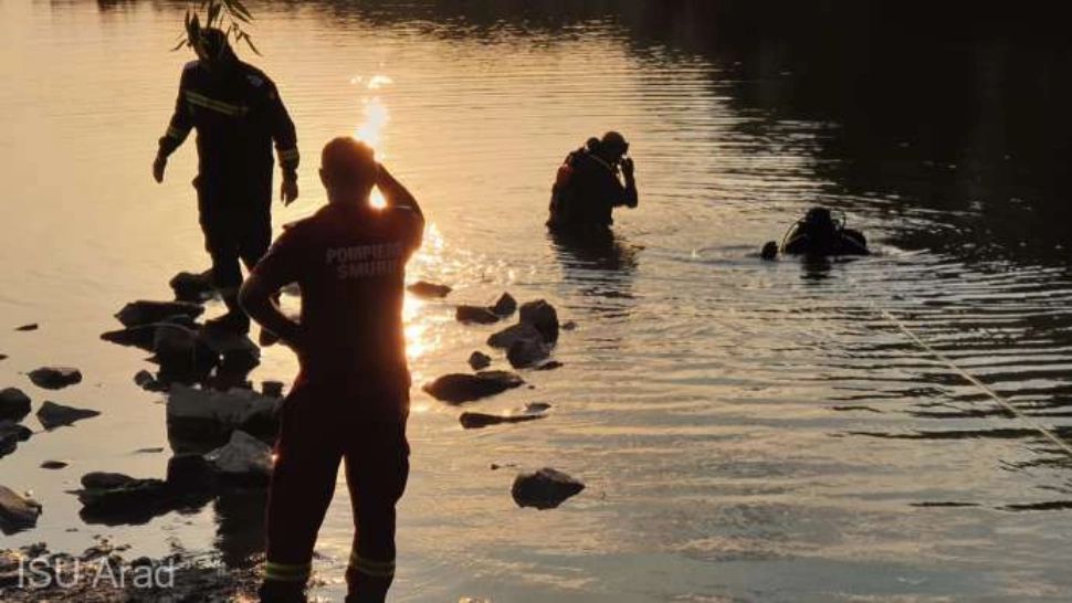 Tragedie în Arad. Un adolescent s-a înecat în Mureș, după ce a intrat în apă să se răcorească
