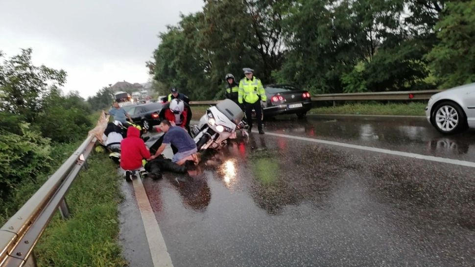 Accident grav, în Suceava: 2 răniţi după ce s-au răsturnat cu motocicleta - FOTO
