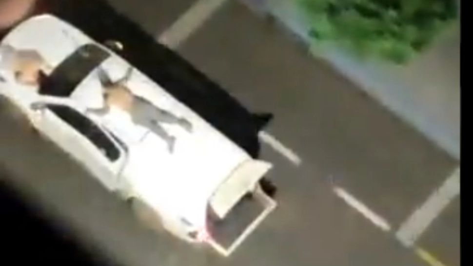 VIDEO Jaf ca în filme, la o bancă din Brazilia: ostatici legați de plafoanele mașinilor, secție de poliție înconjurată de infractori