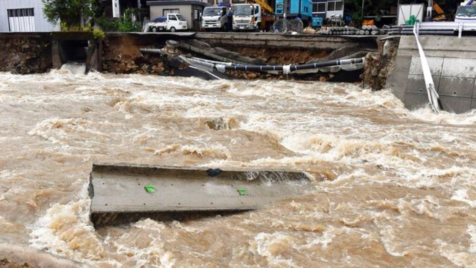 Ploile torențiale, ravagii în Japonia: peste 70.000 de oameni evacuați, un mort, case înghițite de alunecări de teren - Imagini terifiante