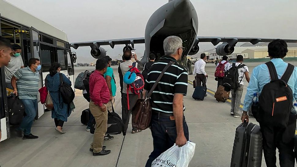 Ce poți face dacă îți întârzie avionul? Sigur nu știai asta