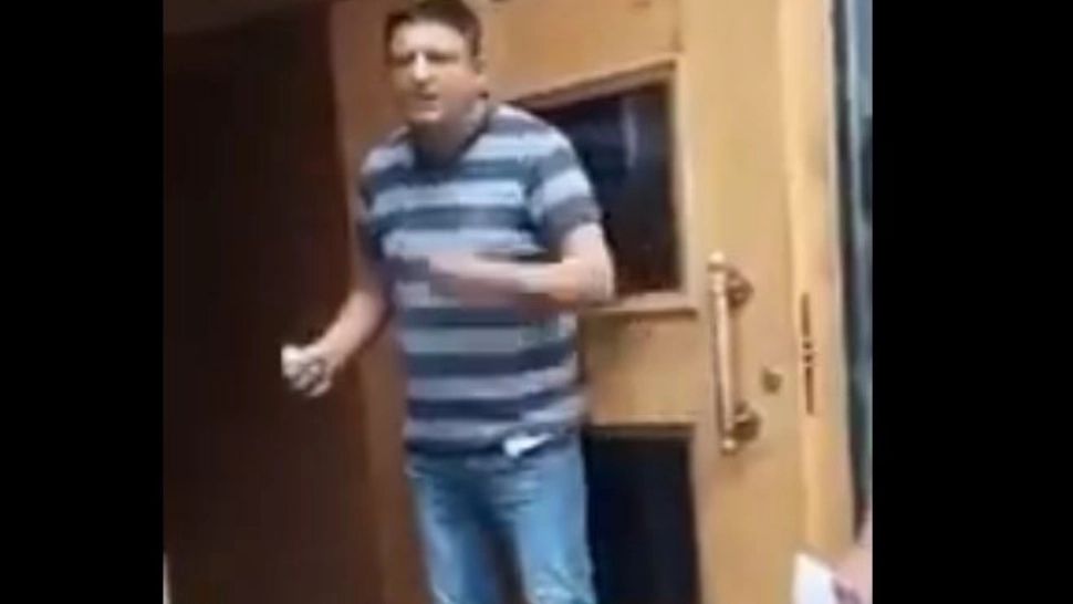 VIDEO | Un bărbat amenință cu detonarea unei grenade în sediul guvernului din Ucraina