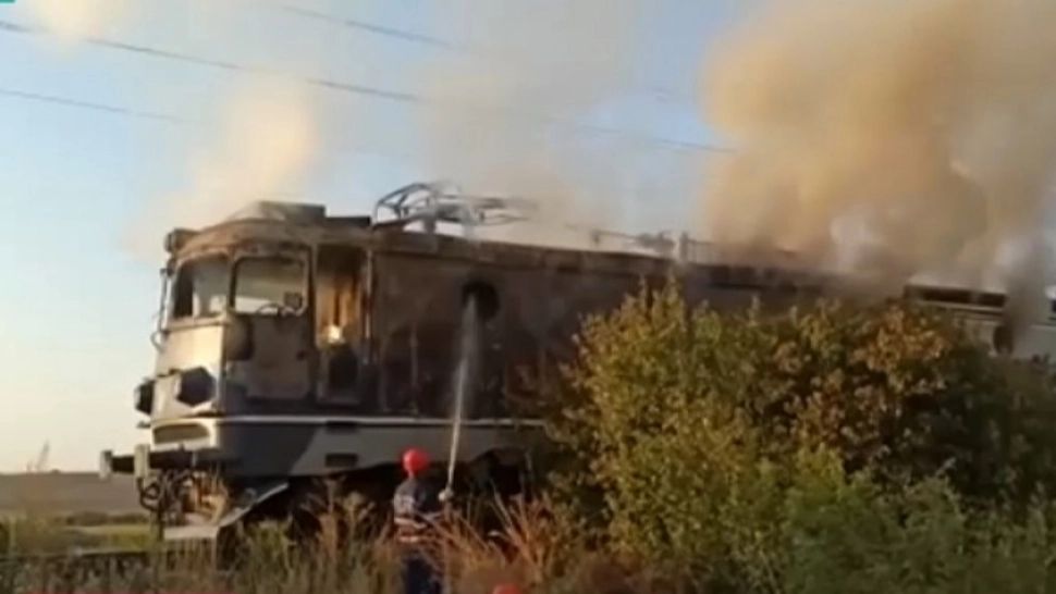 Incendiu la o locomotivă electrică în zona de triaj a gării Videle: 250 de persoane EVACUATE - VIDEO