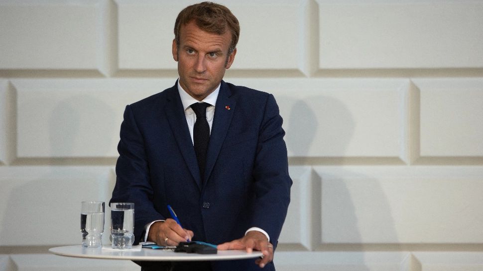 Emmanuel Macron condamnă atacurile de la Kabul și promite că Franța va continua să evacueze cetățeni afgani