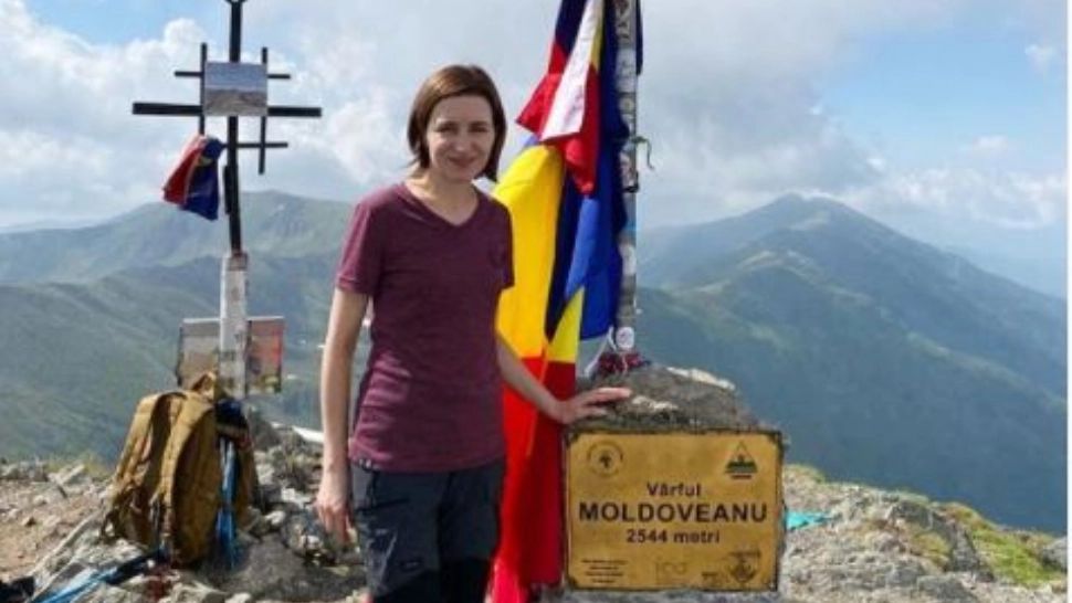 Maia Sandu s-a fotografiat pe vârful Moldoveanu - Președintele Republicii Moldova își petrece concediul în România