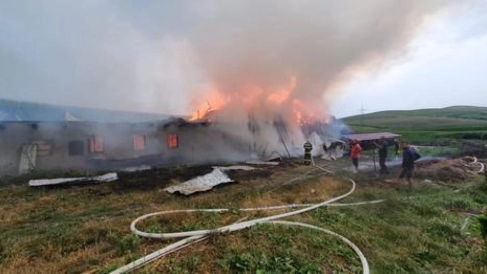 Mânăstirea Dumbrava, jud. Alba, în FLĂCĂRI! Pompierii, intervenție urgentă pentru a stinge incendiul violent - FOTO