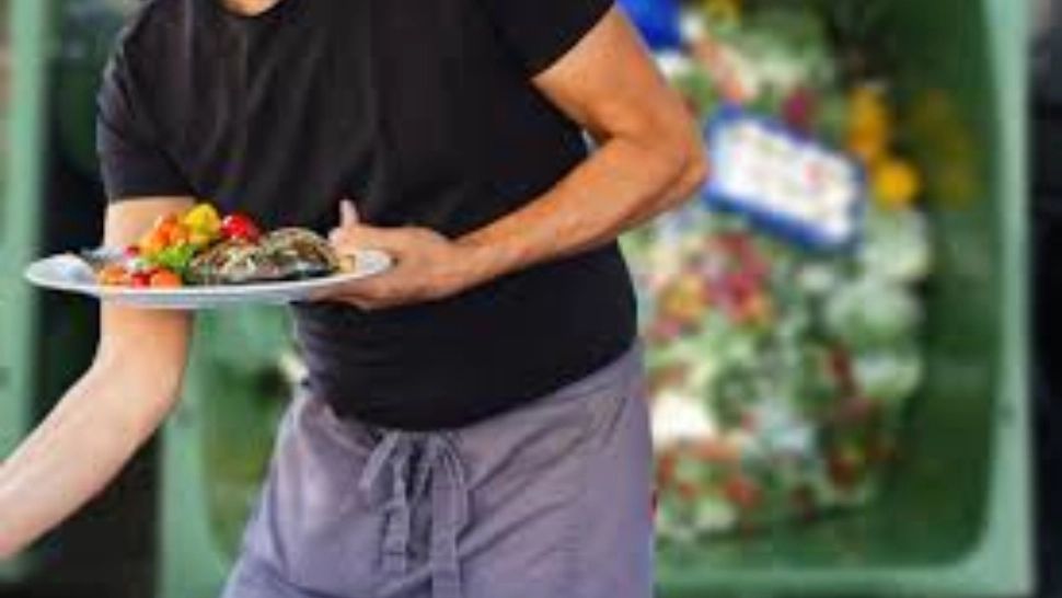 Românii aruncă anual la gunoi peste 1,35 de milioane de tone de mâncare - 70 de kilograme de alimente pe cap de locuitor ajung la tomberon