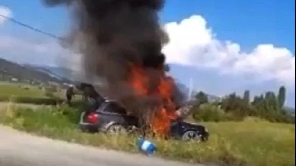 Autoturism distrus de flăcări, în Maramureș. Incendiul a fost stins de pasageri - FOTO