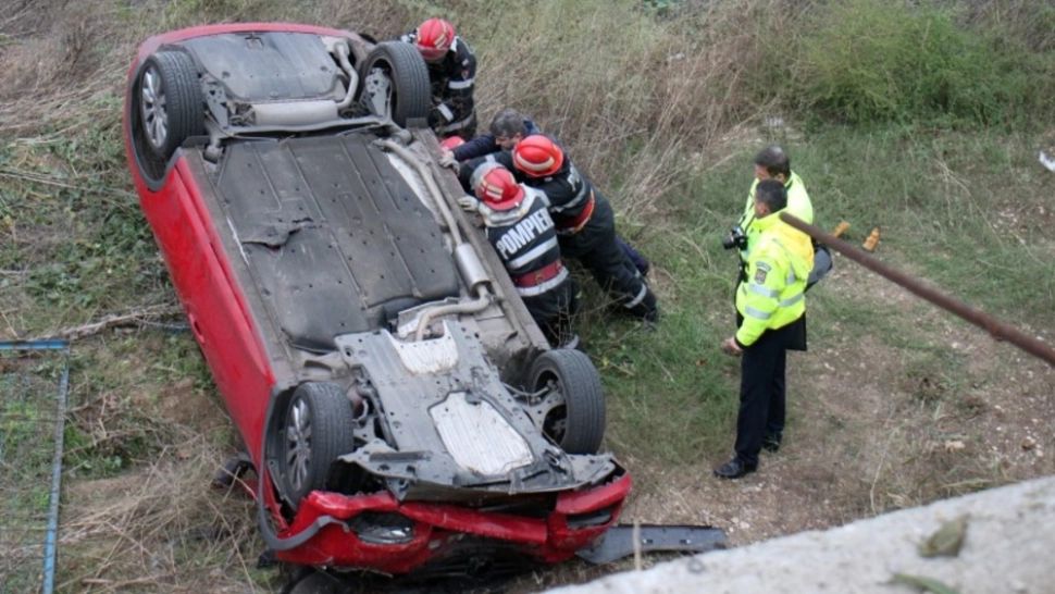 TRAGEDIE în Caraș-Severin: Un copil de 4 ani A MURIT, alți 3 afectați după ce mașina condusă de mama lor s-a răsturnat - ȘOCANT ce au găsit polițiștii