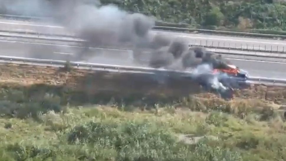 VIDEO Trafic OPRIT pe Autostrada Soarelui, spre București, după ce un autoturism a luat foc