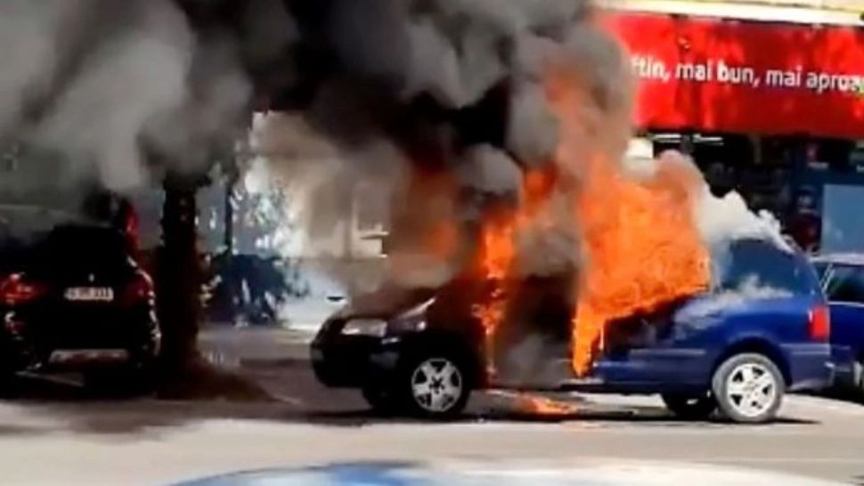 Mașină DISTRUSĂ de flăcări, într-o parcare din Constanța. De la ce ar fi izbucnit incendiul - VIDEO