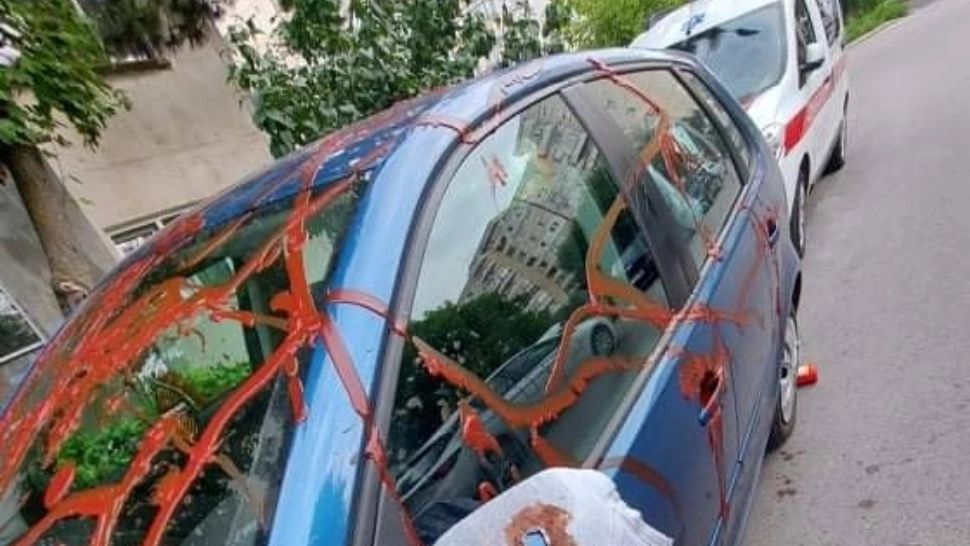 FOTO: După ce că i-au mânjit toată mașina cu ketchup, i-au mai lăsat și un mesaj  
