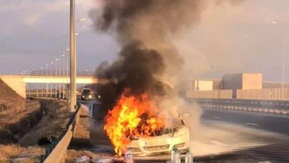Un autoturism a luat foc pe Autostrada Soarelui - Circulația este blocată