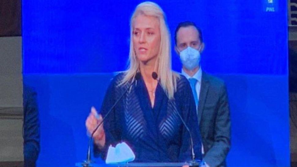 Cu sutienul la vedere și cu blugii rupți, echipa Cîțu încearcă să se impună în fața colegilor liberali