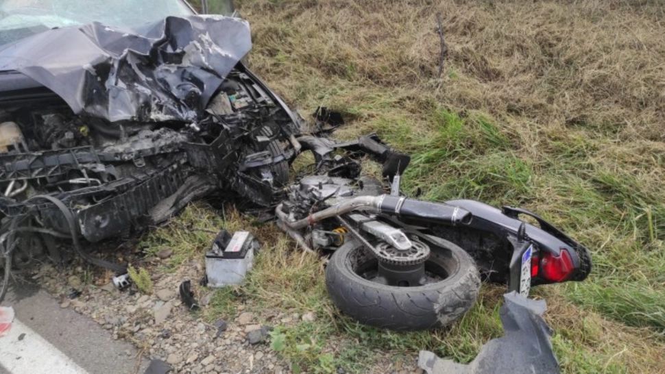 VIDEO: Un tânăr motociclist, ucis în urma impactului violent cu un autoturism