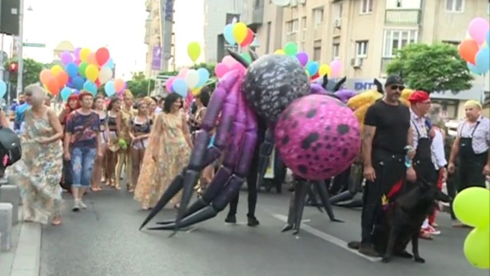 Paradă cu acrobați și actori pe Calea Victoriei din Capitală. Artiștii i-au încântat pe spectatori - VIDEO