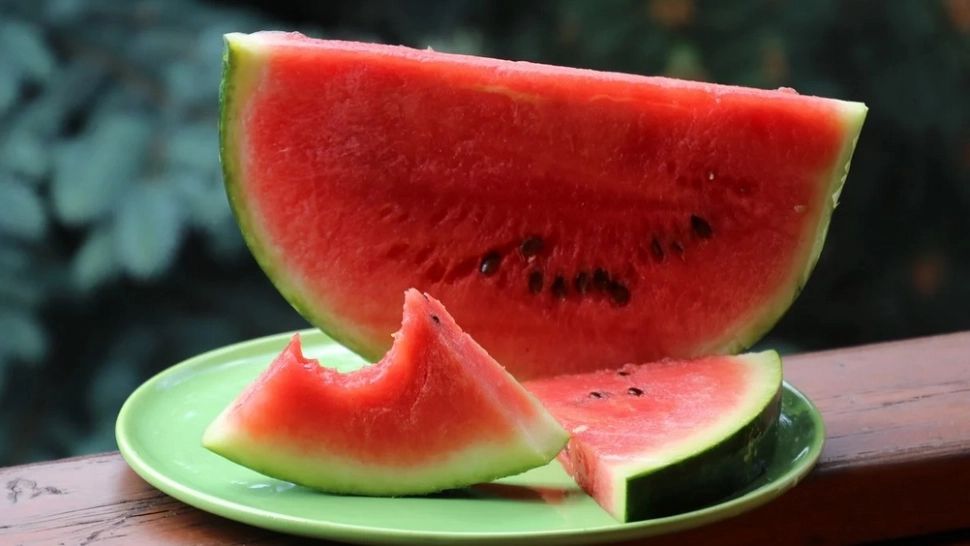 De ce TREBUIE să consumi pepenele verde cu sâmburi cu tot? Ce beneficii și efecte au asupra organismului?