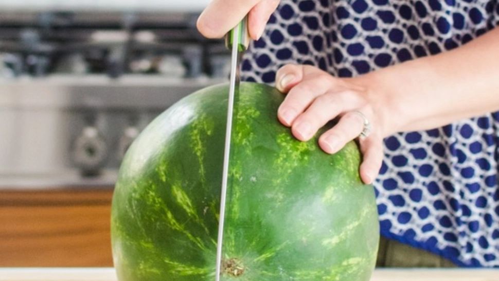 A cumpărat un pepene de la piață. Când l-a tăiat, a amuțit! Ce a găsit în interior - FOTO