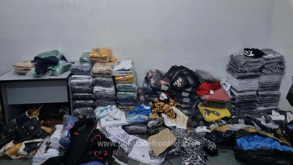 Parfumuri, haine și genți contrafăcute, confiscate la Vama Giurgiu. Valorau peste 100.000 lei