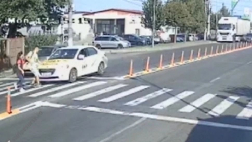 Fetițe de 12 ani, spulberate pe trecerea de pietoni, într-o localitate din județul Galați. Copilele au ajuns la spital 