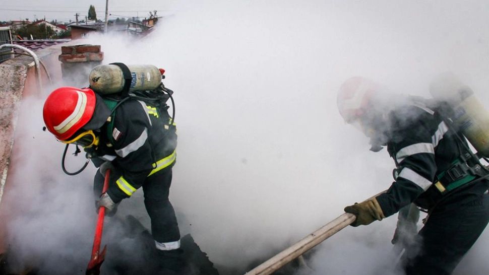 Terasă în flăcări pe o plajă cunoscută de pe litoral! Pompierii acționează pentru stingerea incendiului