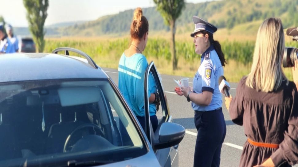 Șoferii, opriți de polițiști în trafic pentru a fi serviți cu o cafea! Unde s-a întâmplat totul VIDEO