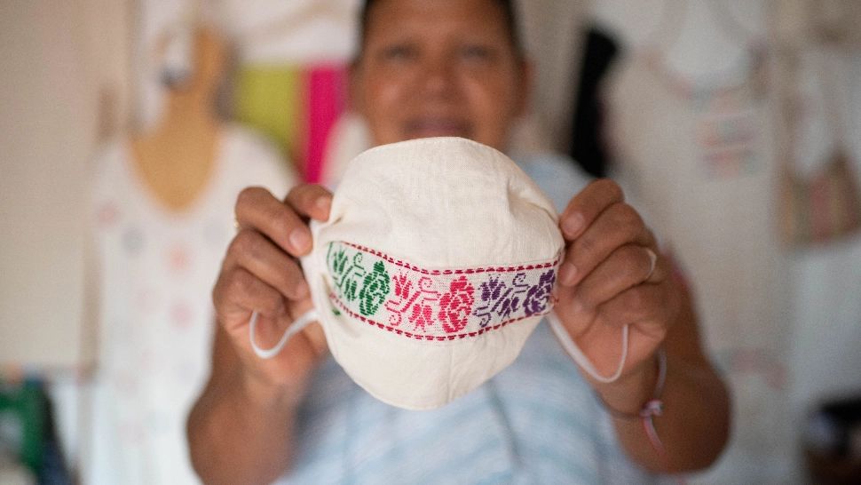 De ce trebuie interzise măștile textile. Explicația unui specialist