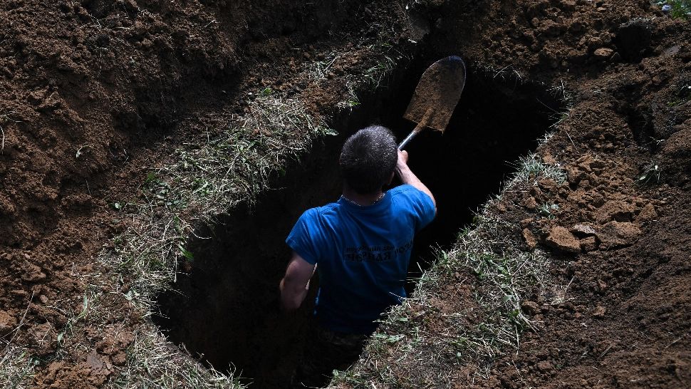 Descoperire șocantă în cimitir. Au dezgropat un mort după 15 ani şi au încremenit - FOTO