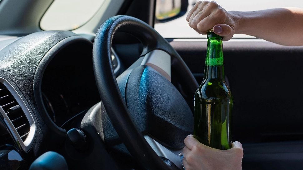 Scandal în trafic, după ce o șoferiță BĂUTĂ a fost oprită de polițiști: "Băi tâmpitule, nu sunt beată!"