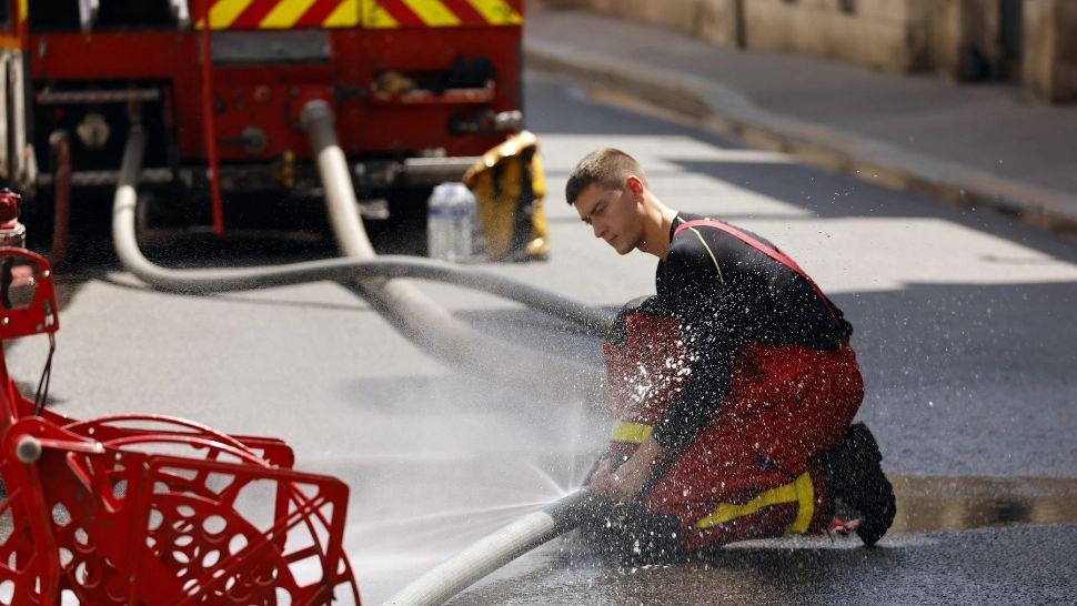 Un microbuz cu numere românești a ars ca o TORȚĂ, într-o parcare din Italia. Focul ar fi fost pus INTENȚIONAT