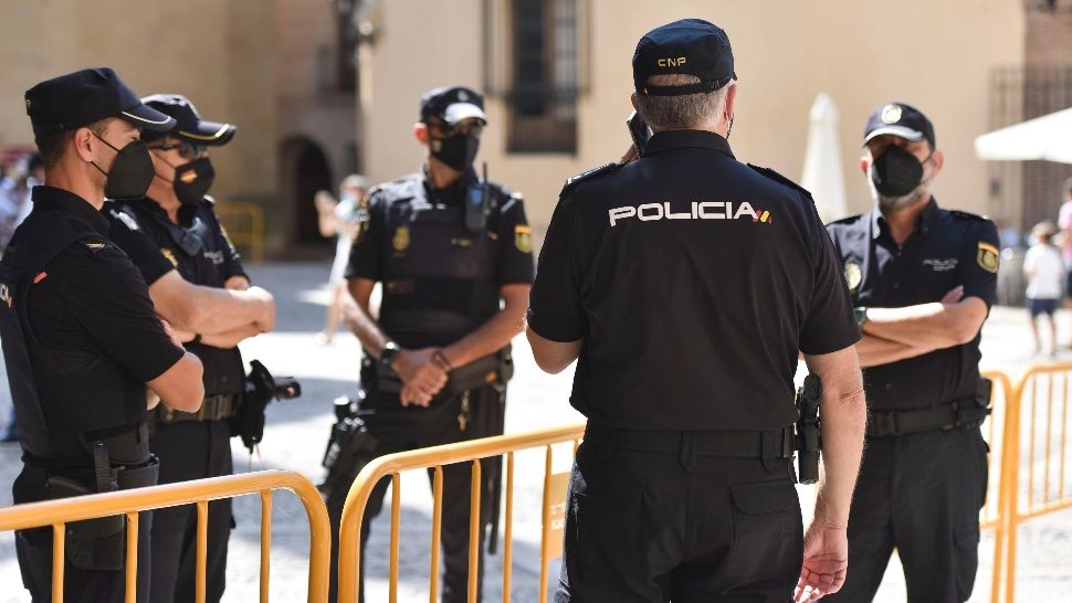 Români prinși la furat parfumuri şi haine din magazine de lux din Spania. METODA care i-a șocat pe polițiști 