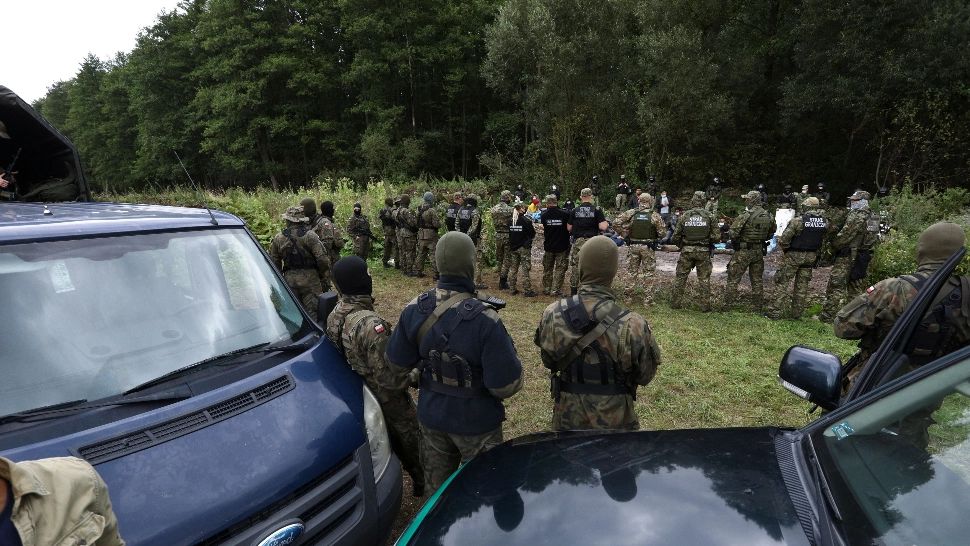 Polonia va construi un GARD la granița cu Belarus pentru a opri migranţii