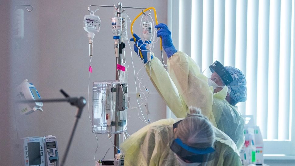 Vârful valului 4 ar putea fi în septembrie-octombrie. Medicii fac previziuni SUMBRE: Am putea ajunge chiar și la 800-1000 de pacienți pe zi în ATI