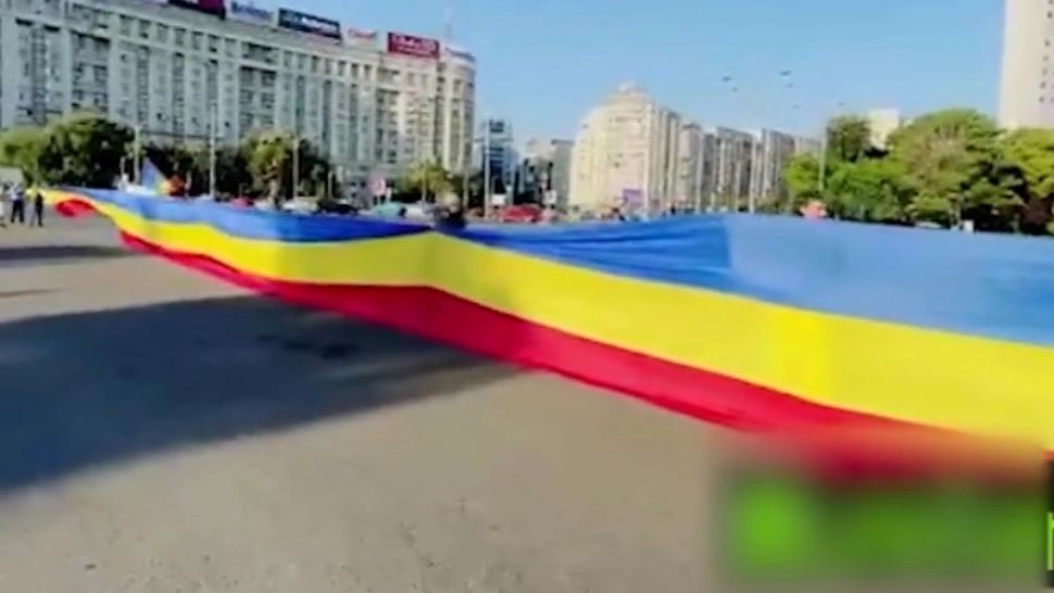 Protest inedit în fața Guvernului. A fost întins un steag lung de zeci de metri: Protestatarii cer DEMISIA lui Florin Cîțu