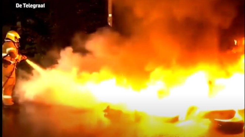 VIDEO | Protest în Olanda față de sosirea afganilor. Au fost întâmpinați cu cauciucuri incendiate și solganuri naționaliste