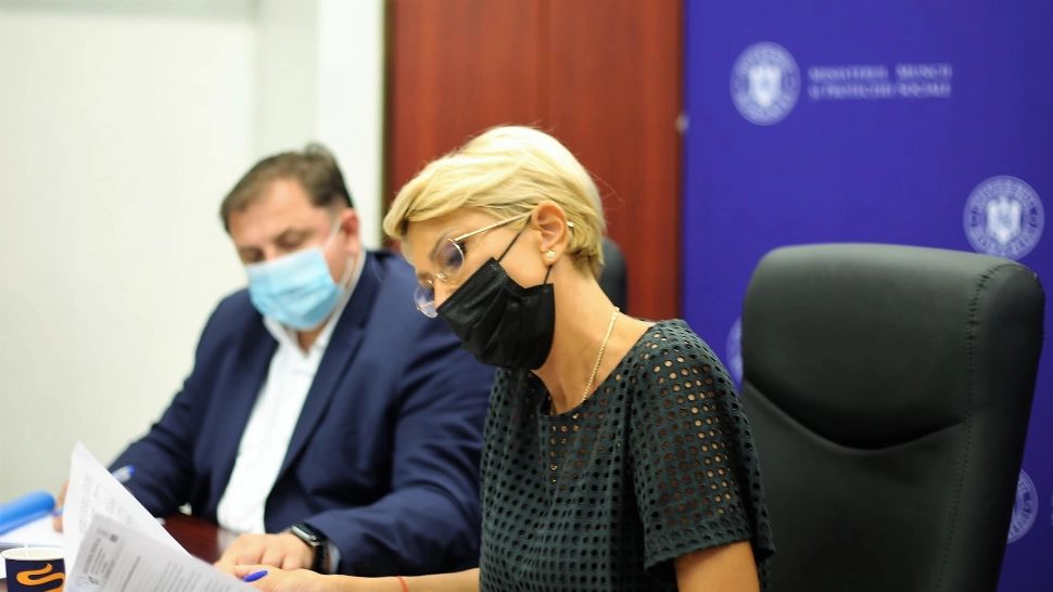 După ce a întârziat la nivel central, Raluca Turcan le cere autorităților locale să urgenteze aplicarea Legii consumatorului vulnerabil