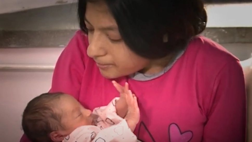 Povestea sfâșietoare a mamei de 127 de cm și 27 de kg - Fetița ei are mare nevoie de ajutor VIDEO